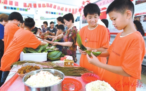 学包粽子弘扬传统文化