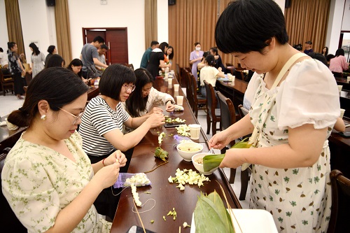 仓山区直机关开展“粽飘清廉香 非遗文化传” 端午暖心活动