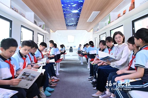 阅读列车“驶入”金山小学