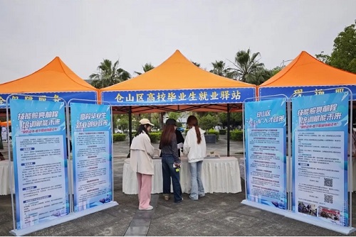 人大代表企业进校园，招聘会搭建就业“直通车”