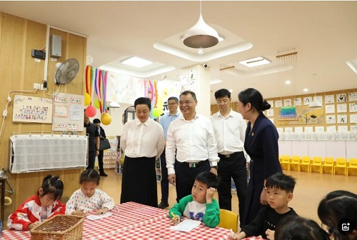 区委主要领导开展“六一”儿童节走访慰问活动
