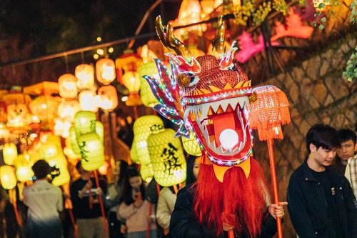 【网络中国节·春节】“大尾灯龙”闪亮烟台山