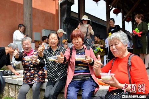 体验手推石磨、比拼制作技艺……仓山鼎边民俗文化节举办