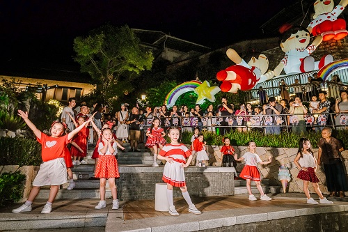 “游牧的小小孩”大型艺术装置点亮福州烟台山